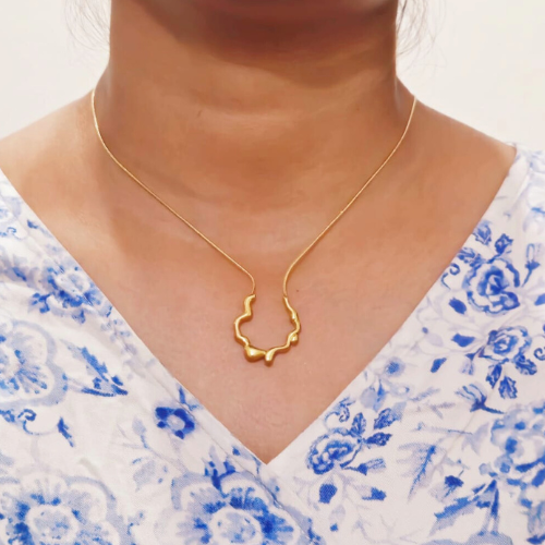 Molten Wave Gold Pendant – Abstract Elegance Necklace